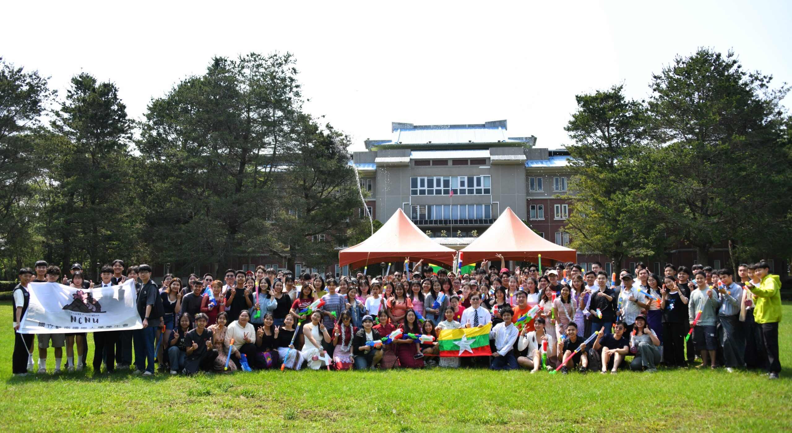 暨大校園化身緬甸新年場域　水槍與湯圓暖透僑生心