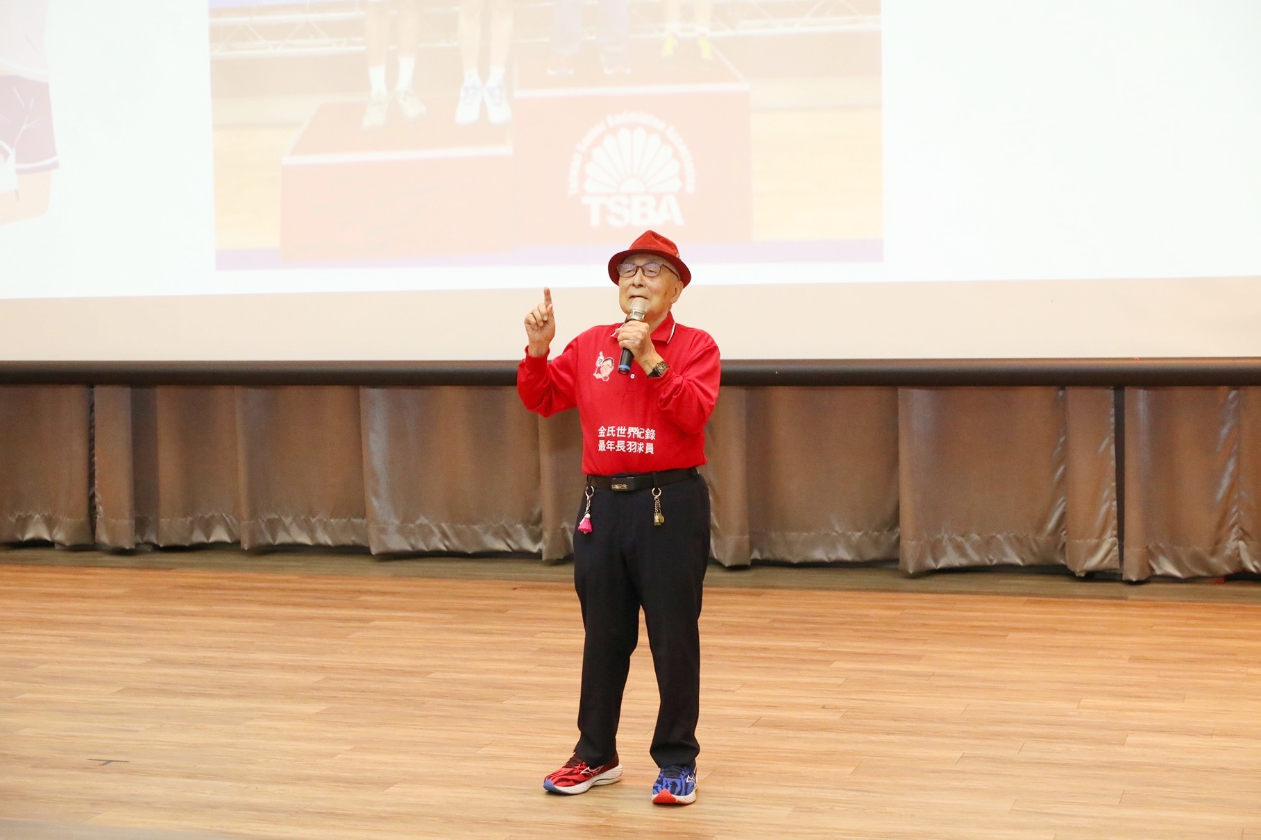 嘉市開講400人搶聽　105歲羽球國寶選手林友茂傳遞樂齡價值