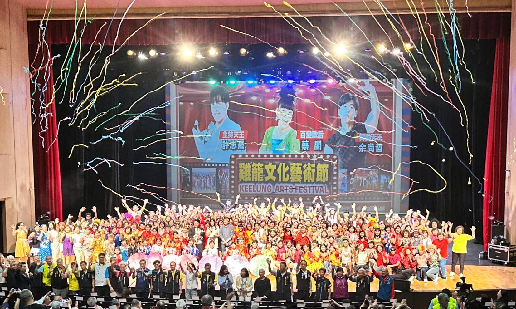 許志豪與蔡閨同框現身　基隆城隍爺大歌廳掀熱潮