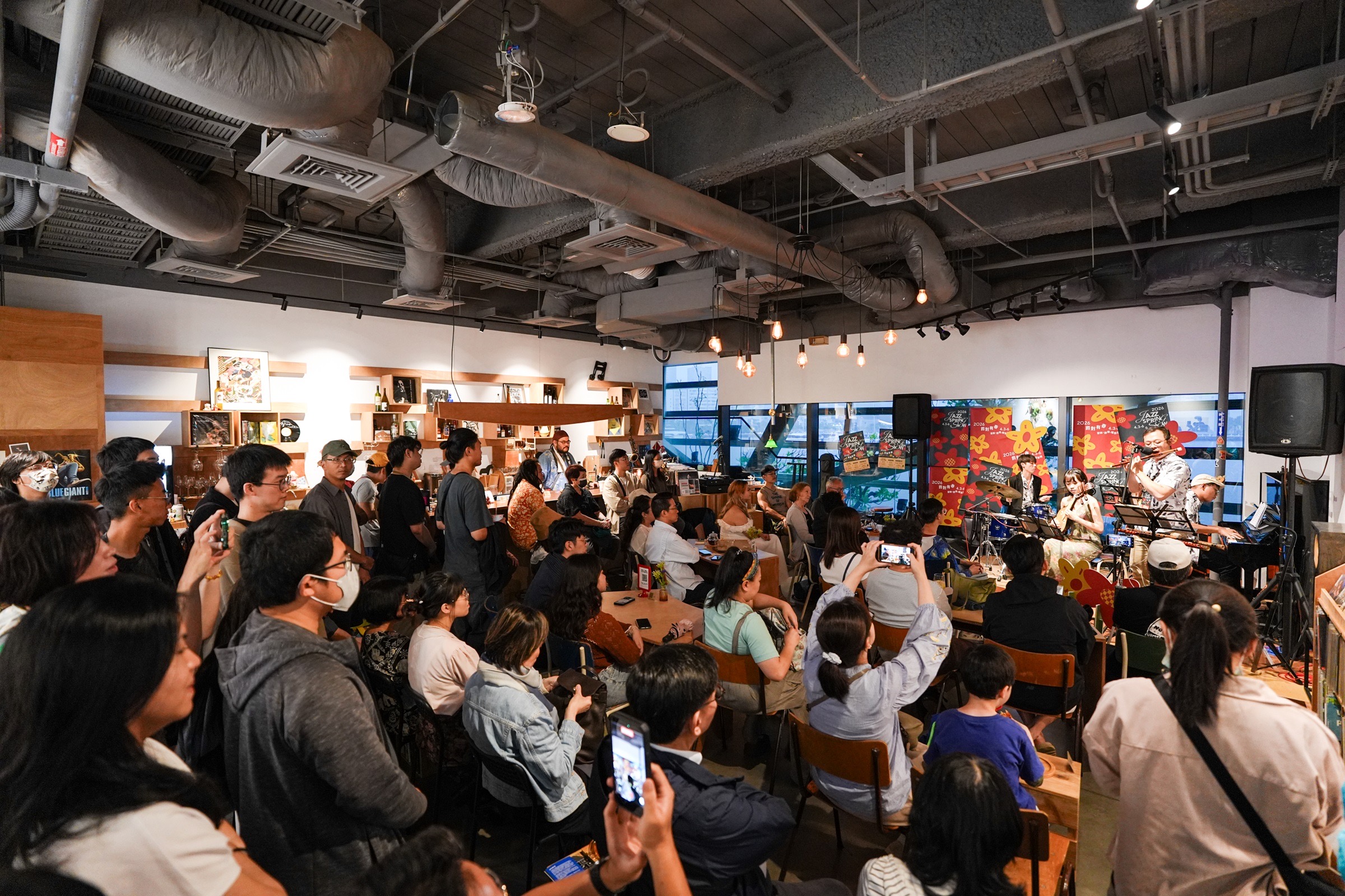 見證爵士樂魅力　「爵對有春」四天湧2萬人潮　不畏春雨共襄盛舉 台、日、韓爵士共演  吸引大批外國及親子樂迷同樂　海風電影院形塑浪漫高流