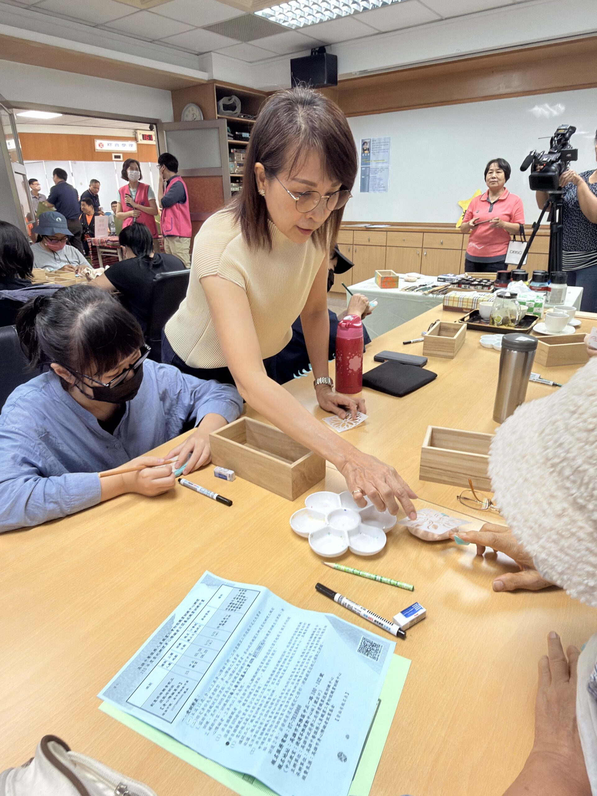 圖説:由高雄市高師大文創學會邀請藝術家潘寀榛,現場指導民眾在石頭上作畫。(記者王承綸/攝)