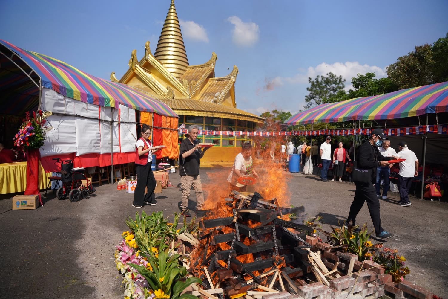 薩迦法王2026-弘法行程以熊熊烈火揭開序幕    六臂白瑪哈嘎拉火供法會
