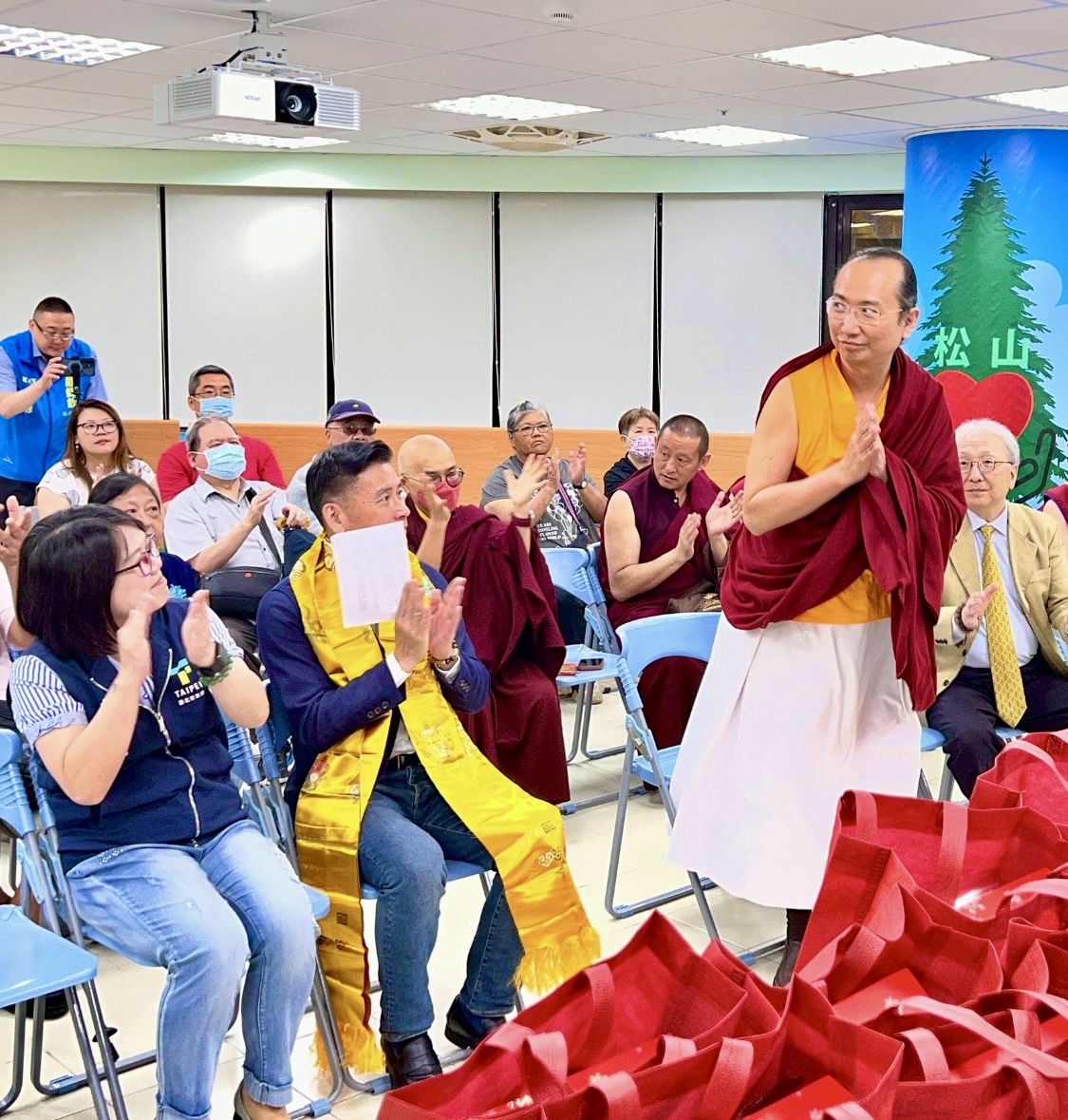 薩迦法王4/28送暖松山、信義　關懷1500戶家庭