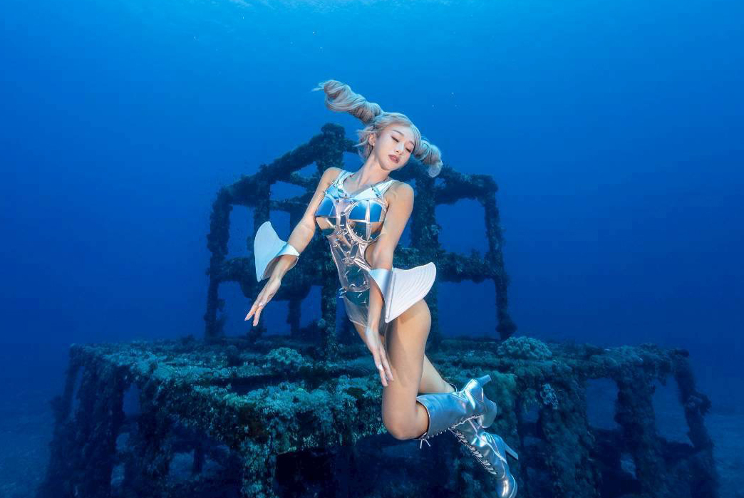 賴心雅一頭栽入水 11年練成水模教母真人版美人魚