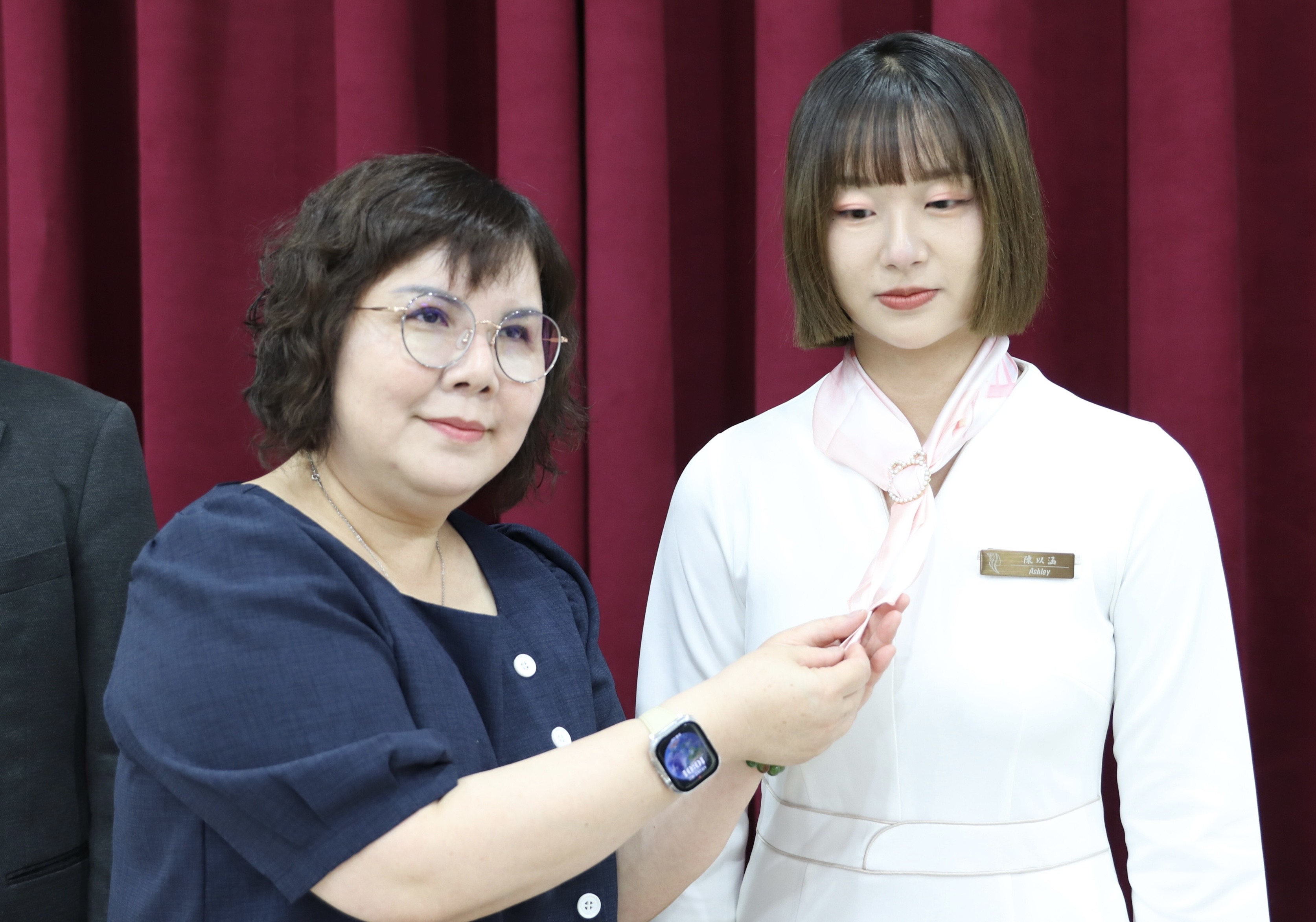 中華醫大生物醫學及美容保健系授服繫巾儀式醫美生力軍亮眼出擊 中華醫大生物醫學及美容保健系授服繫巾儀式醫美生力軍亮眼出擊