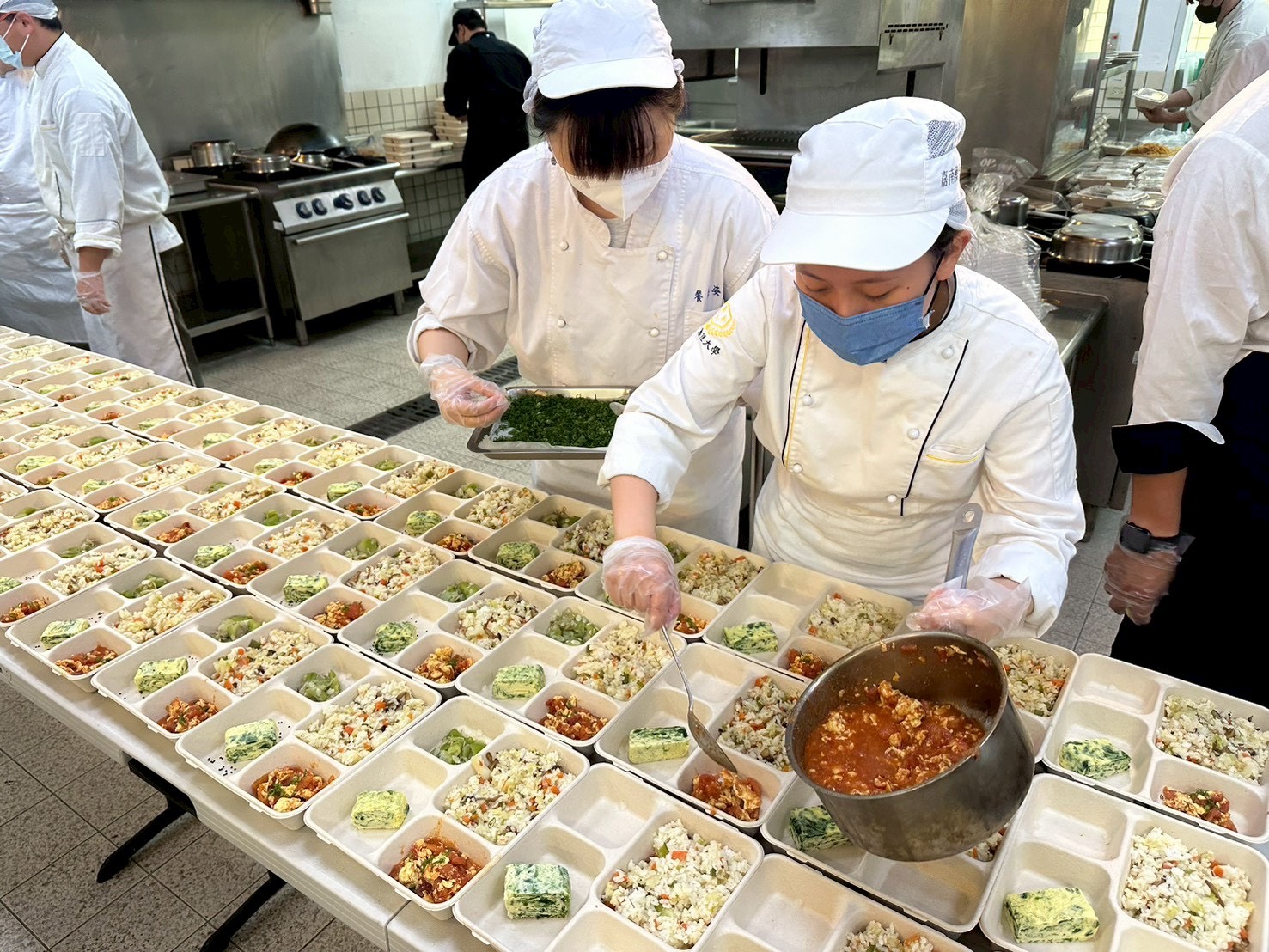 嘉藥餐旅畢業生送暖 200份愛心便當關懷弱勢