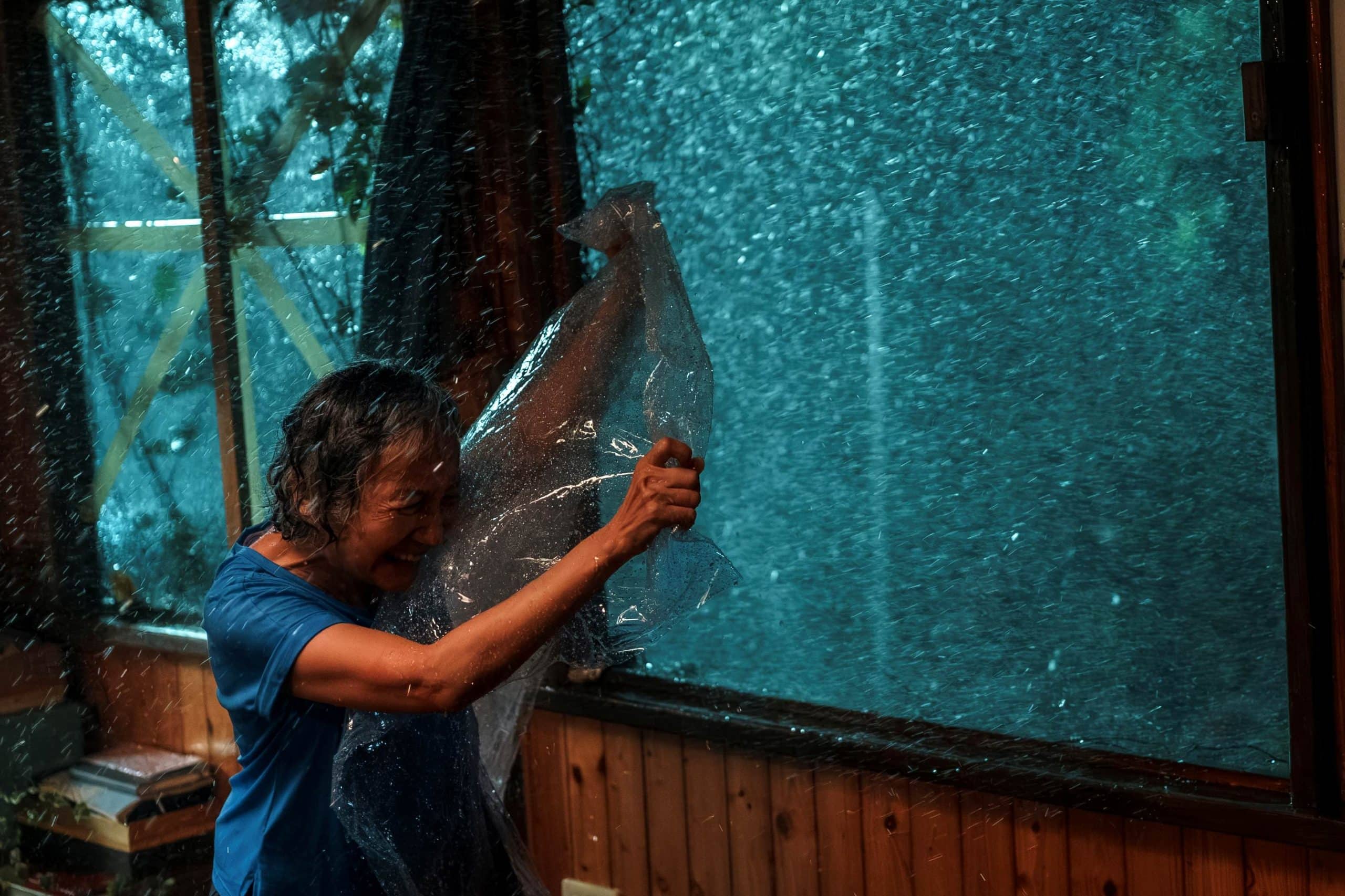 陸弈靜迎戰風雨奮不顧身 颱風吹到抱電桿