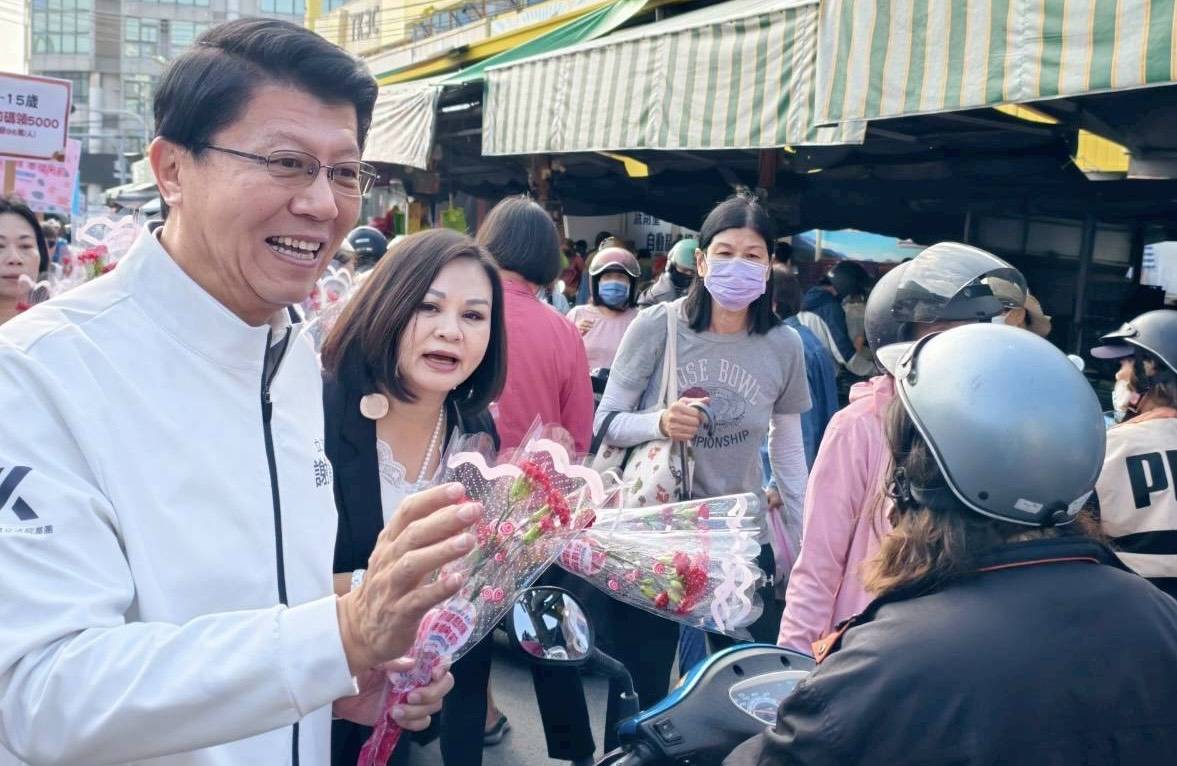 向媽媽們賀節 謝龍介率隊前往兵仔市場贈康乃馨