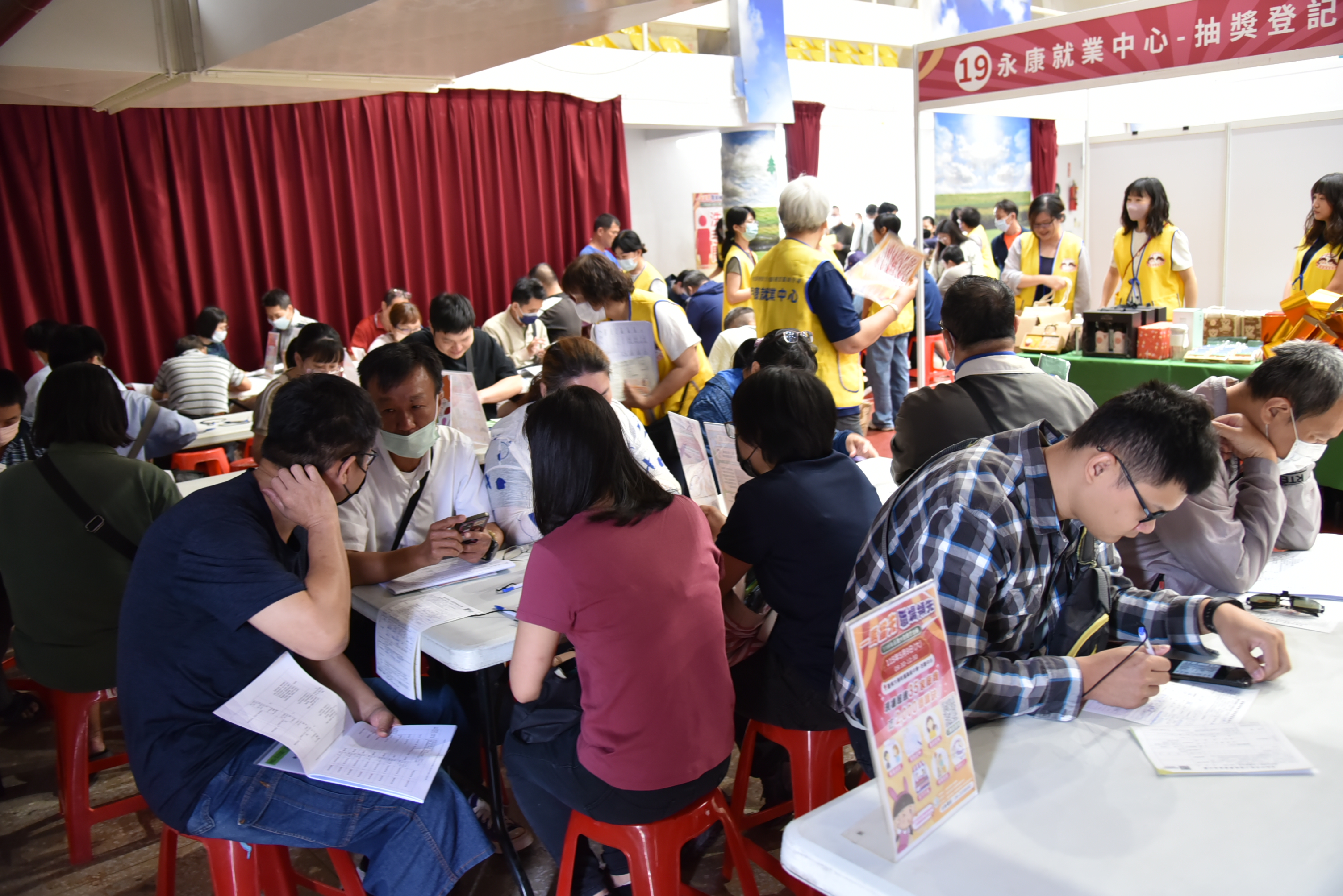 勞動部永康現場徵才 釋逾2,300職缺 月薪最高10萬搶人