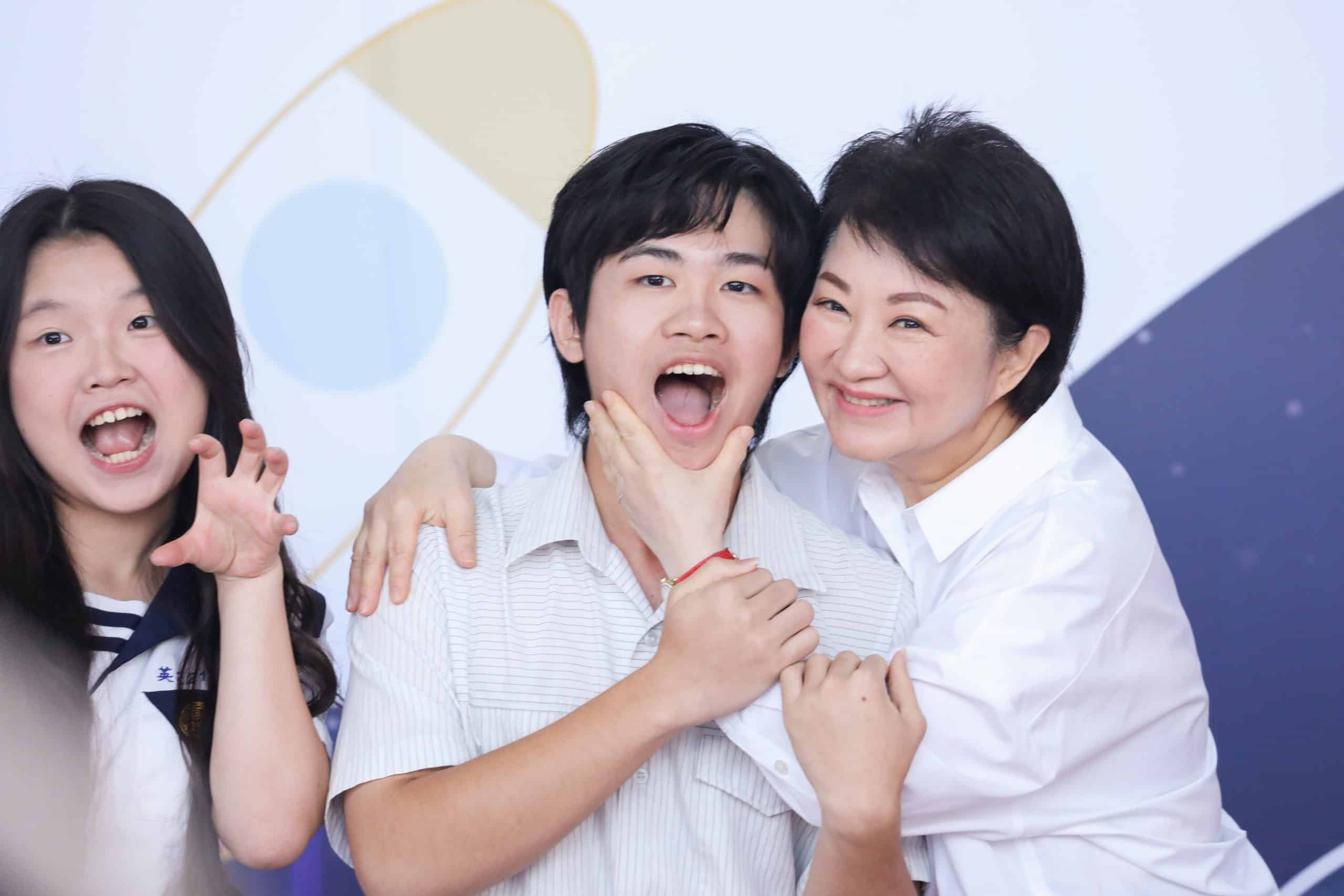 盧市長與8042位高中以下市長獎畢業生合影 「各俏皮POSE」照單全收　勉學子勇敢迎未來