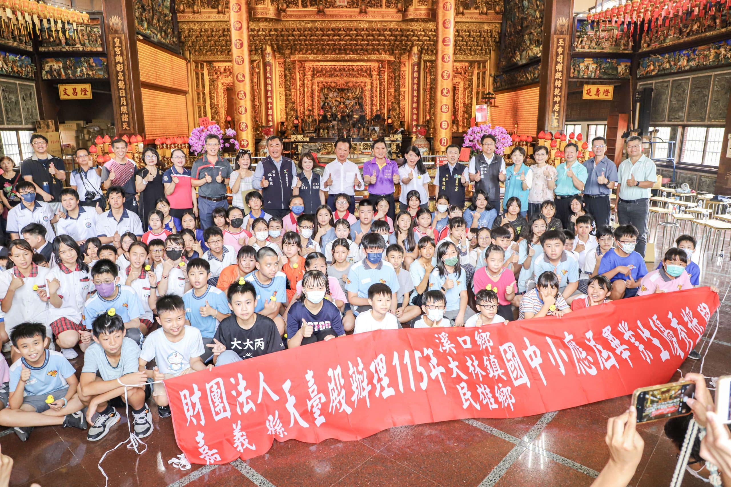 溪口天臺殿頒獎學金鼓勵優秀學子　13校99名畢業生受惠
