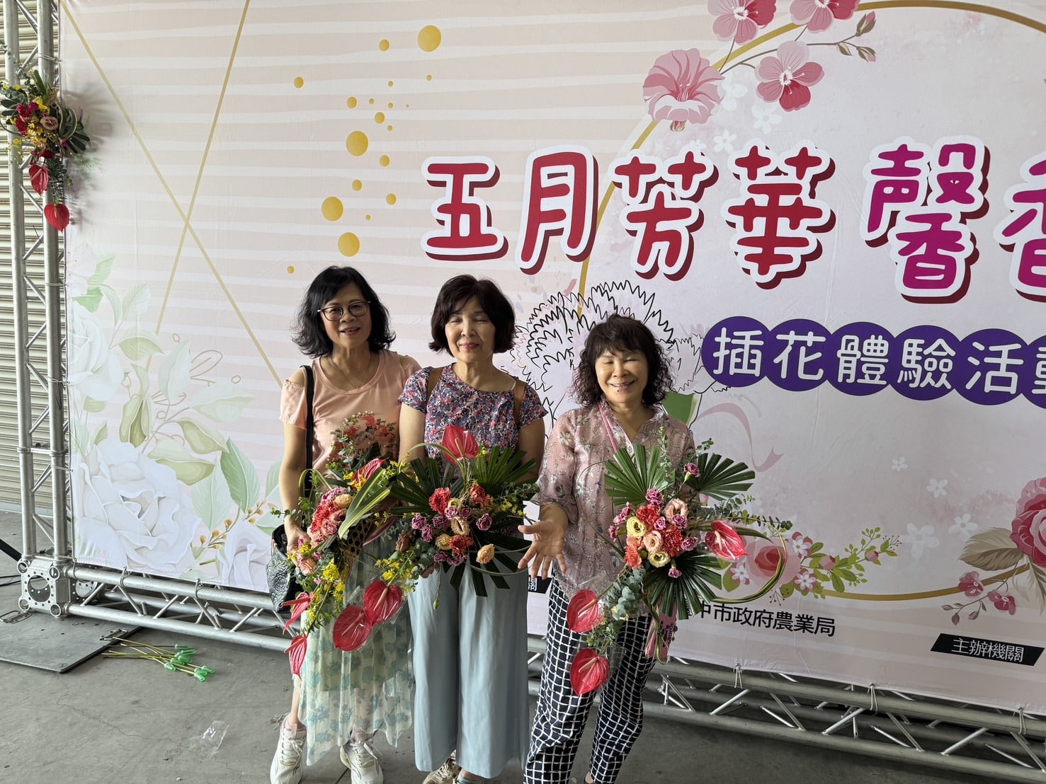 行銷在地花卉共度溫馨五月！　中市農業局舉辦母親節DIY插花體驗教學活動