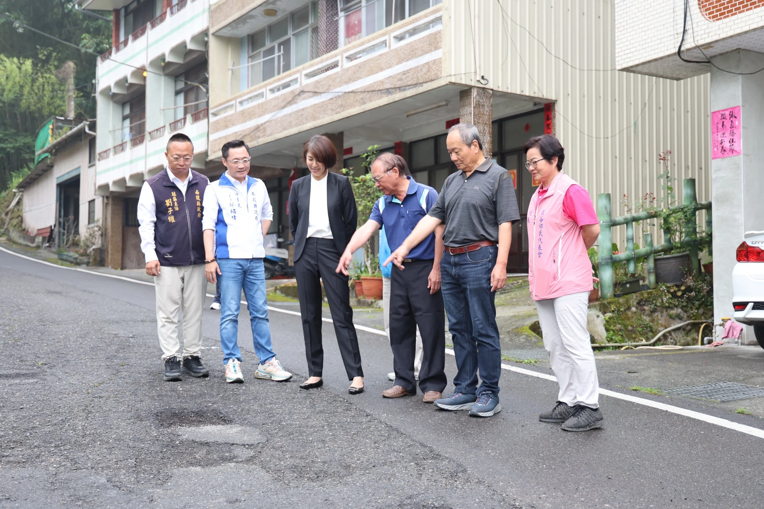 許縣長會勘鹿谷鄉8件農路、野溪護岸改善案 核定1,482萬7千元發包改善