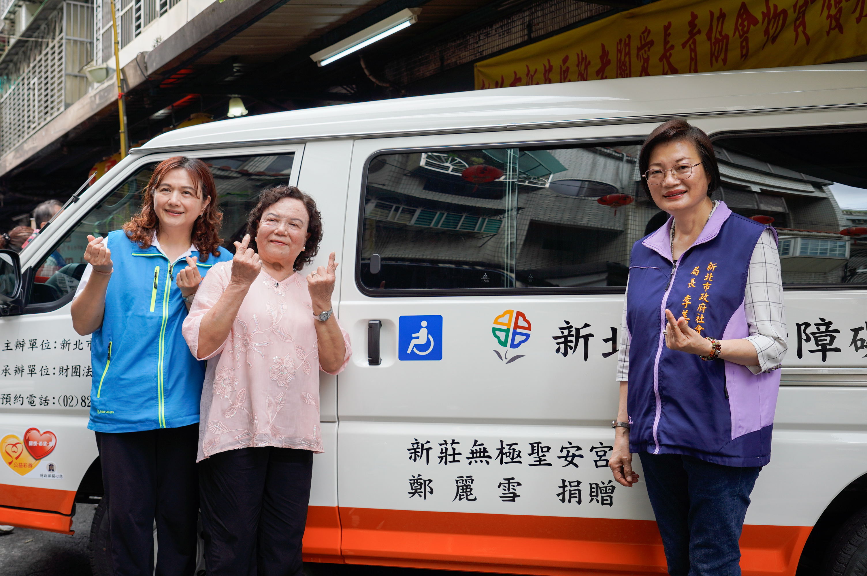 最暖的母親節和生日禮物　林雅賓偕家人捐贈復康巴士