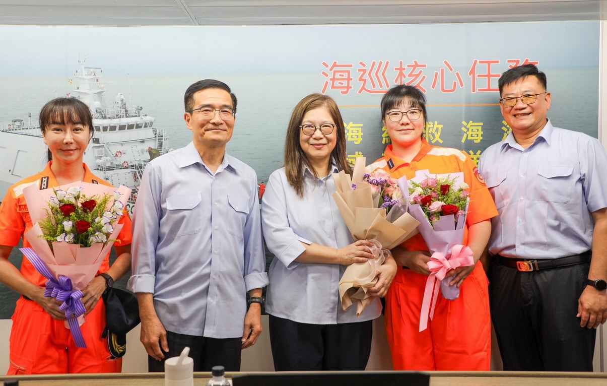 國際女性海員節 海巡女性勇敢迎風浪 管碧玲登艦慰勉