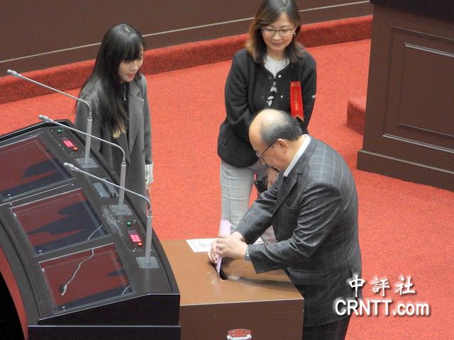 柯建銘快閃議場投票　與綠委互動冷清