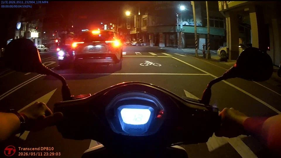 違規紅燈右轉有原因！彰化警一看車內危急秒開道助病患送醫
