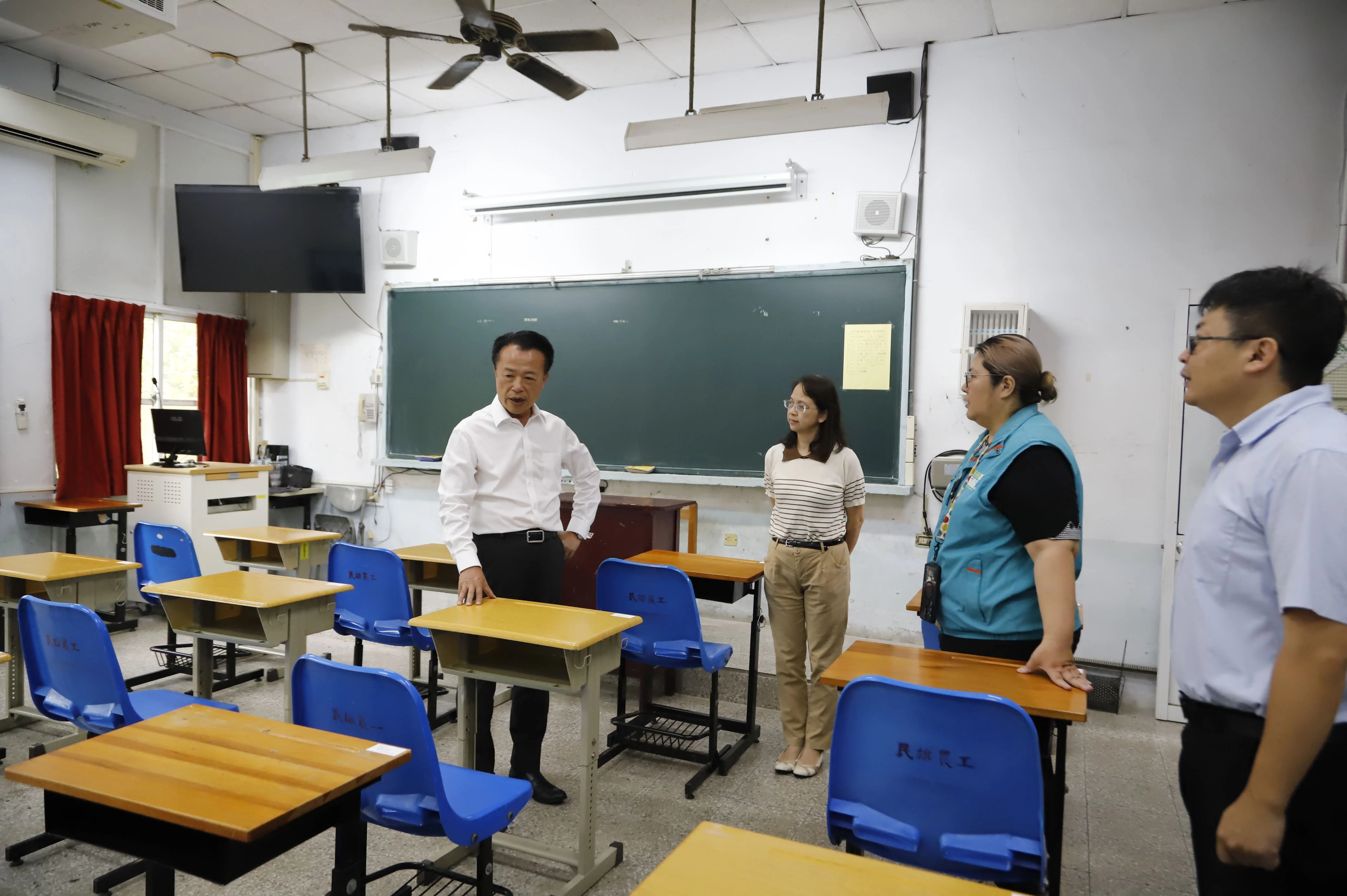 翁章梁視察國中會考　民雄農工考場