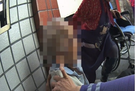 北斗暖警即刻伸援手　協助病弱老翁返家休息展現警民溫情