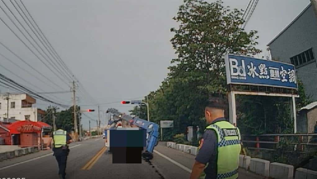 貨車吊臂突然掉落　暖警即刻救援協助脫困