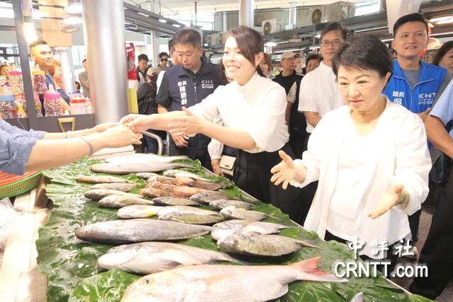 盧秀燕前進新竹市　高虹安陪逛新竹漁市場