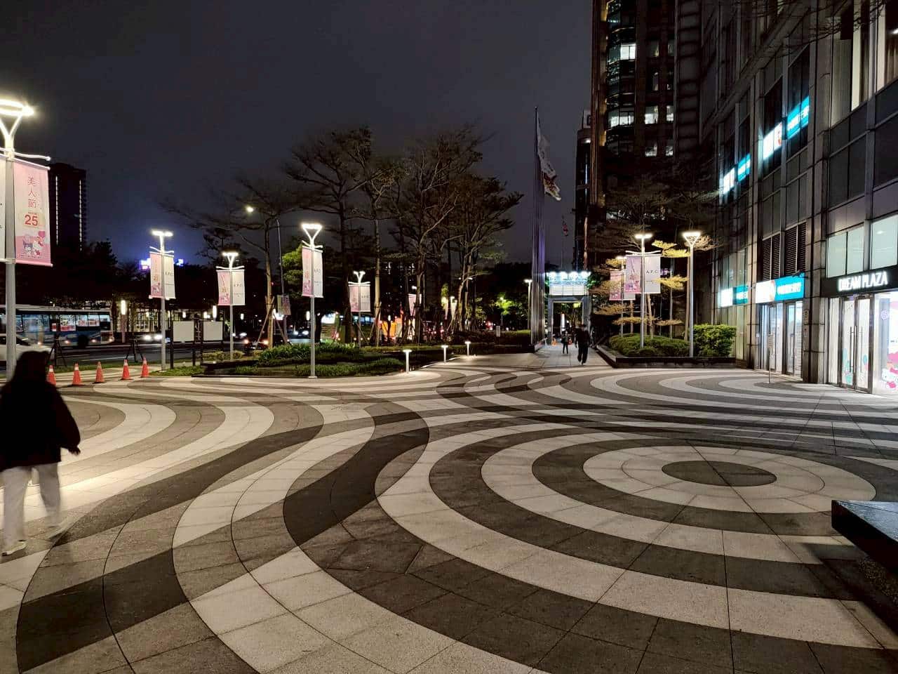 夜晚散步首選！北市信義商圈街頭變身浪漫光影畫廊