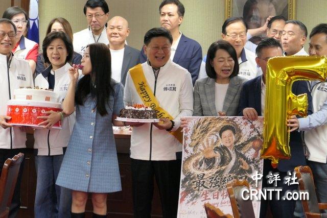 藍軍購上限8千億　黨團開心為傅崐萁慶生