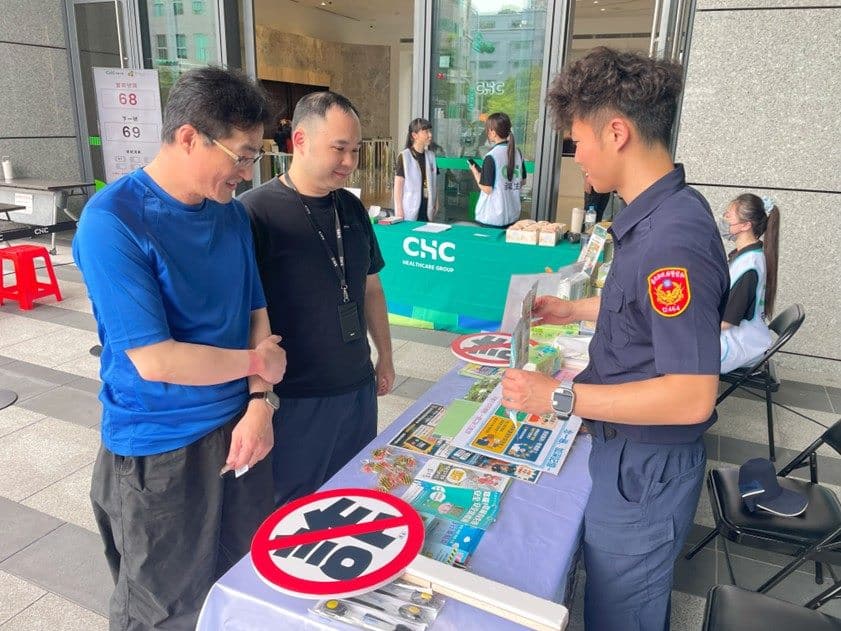 內湖警捲袖捐血　交安反詐護安康