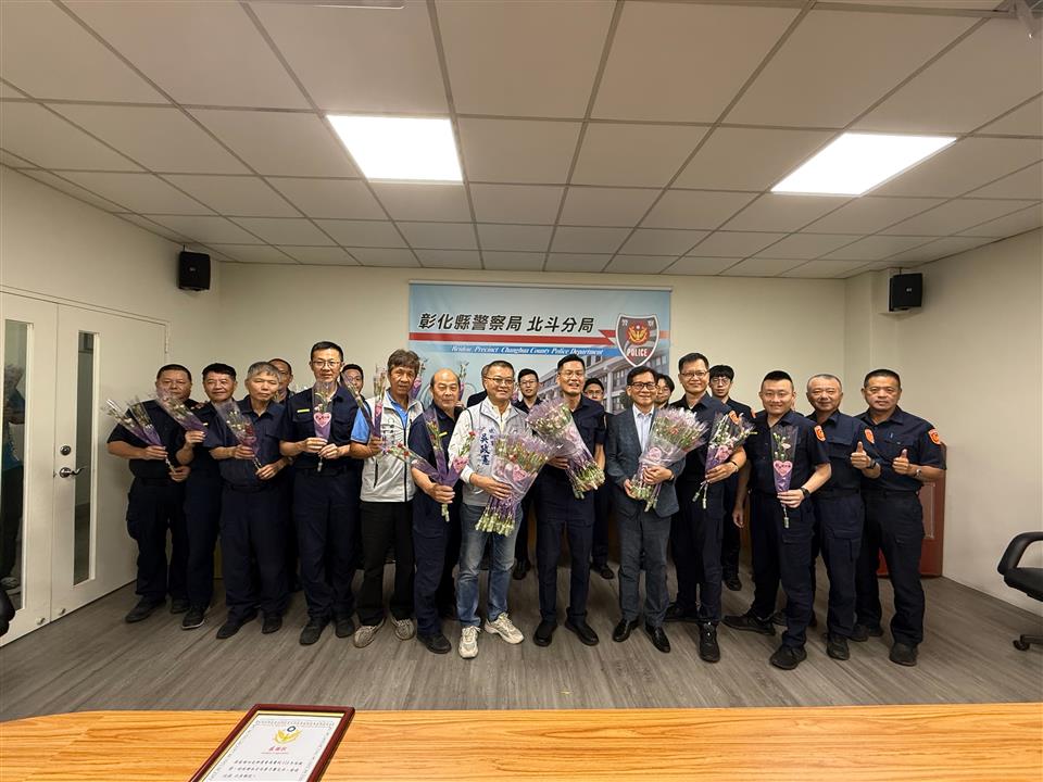 母親節前夕北斗分局致贈康乃馨及禮劵　祝福女性同仁節日快樂及慰勉辛勞