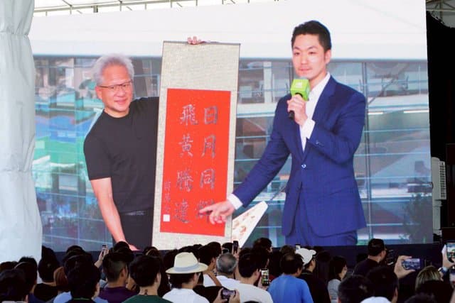 蔣萬安同框黃仁勳贈禮物　喊台北是輝達新家