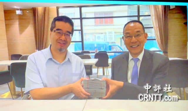 金溥聰出示蕭旭岑捧現金與大陸台商合照