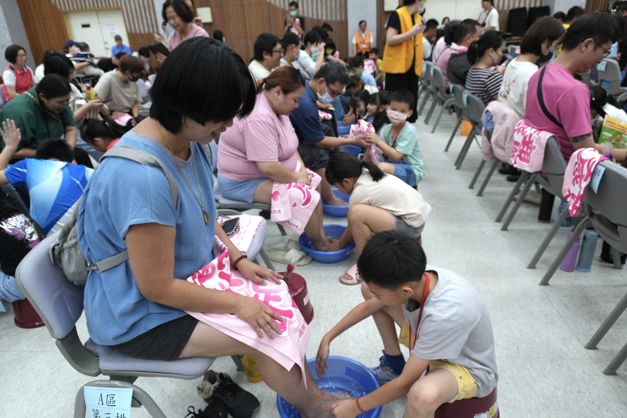 孝親沐足感人畫面。