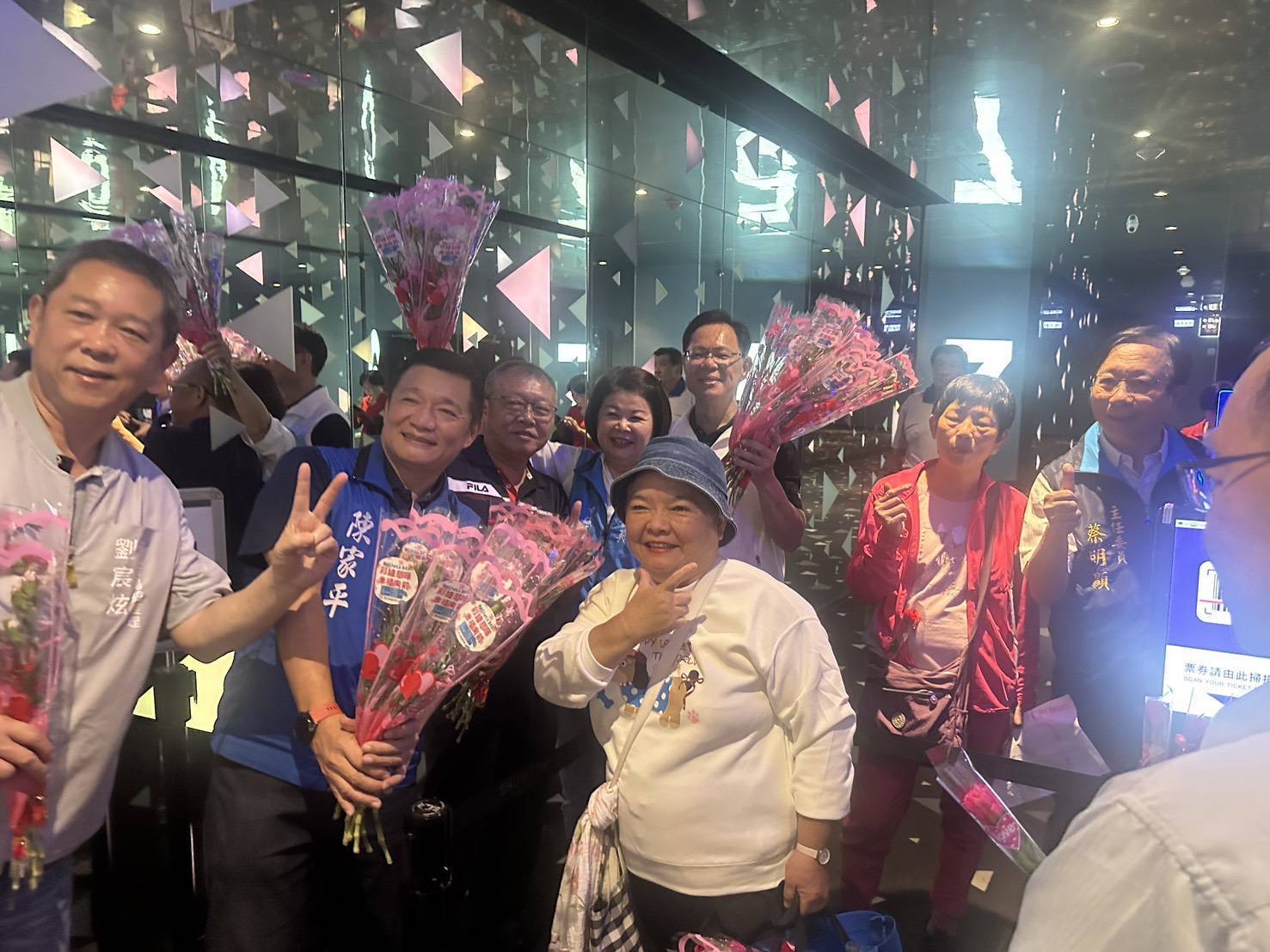 張啟楷現身國民黨嘉市母親節活動　婦女姐妹熱情喊「藍白合」