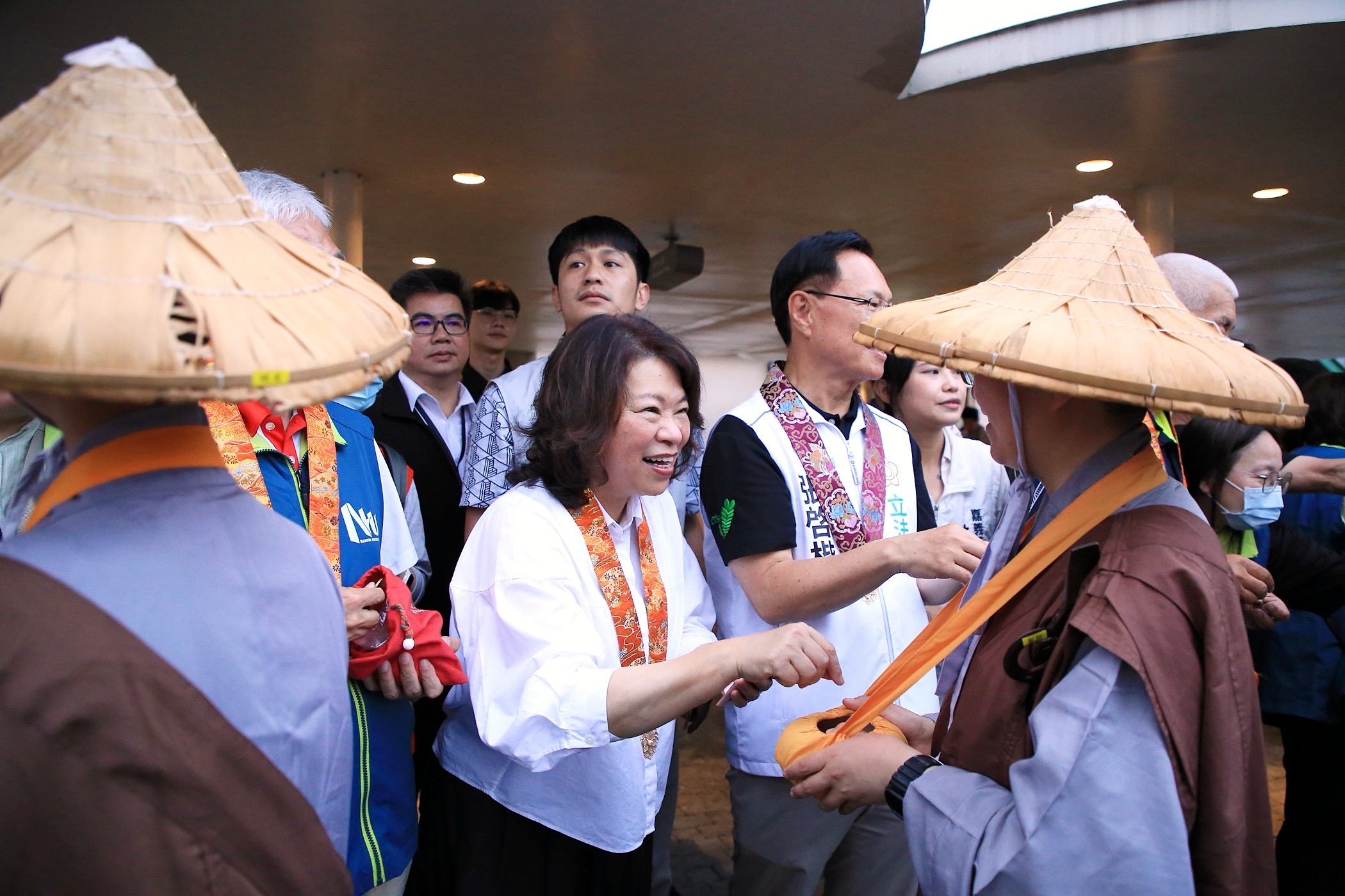 佛光山行腳托缽抵嘉　黃敏惠：以慈悲步伐為城市注入安定力量
