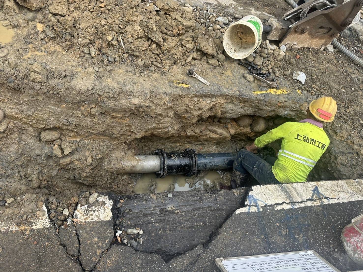 基隆安樂路二段施工挖破水管 周邊停水2小時搶修恢復 基隆安樂路二段施工挖破水管 周邊停水2小時搶修恢復