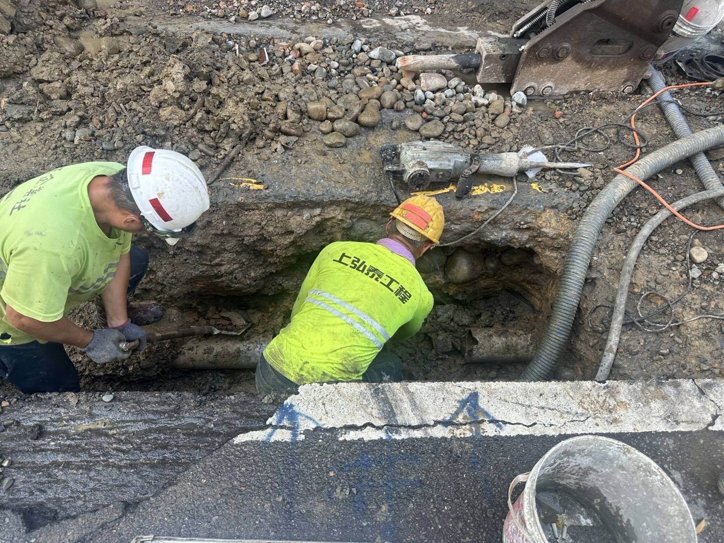 基隆安樂路二段施工挖破水管　周邊停水2小時搶修恢復
