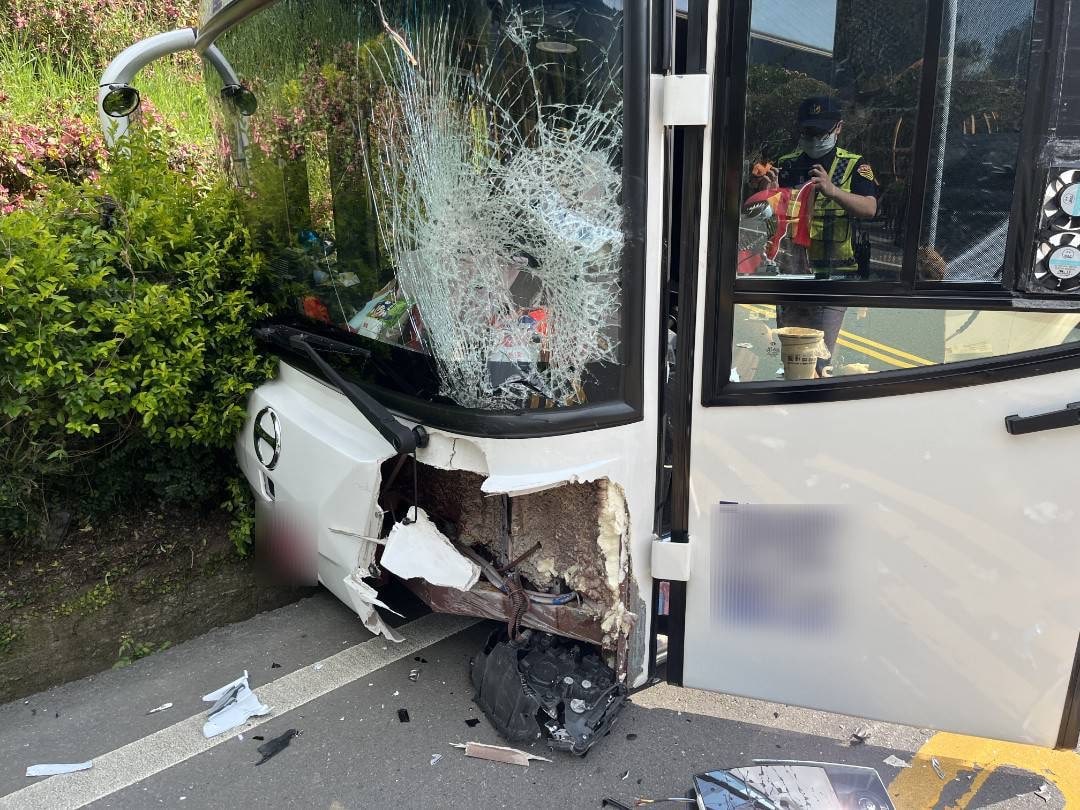 埔里鎮中山路「台一休閒農場前」　發生一起遊覽車與機車碰撞之交通事故