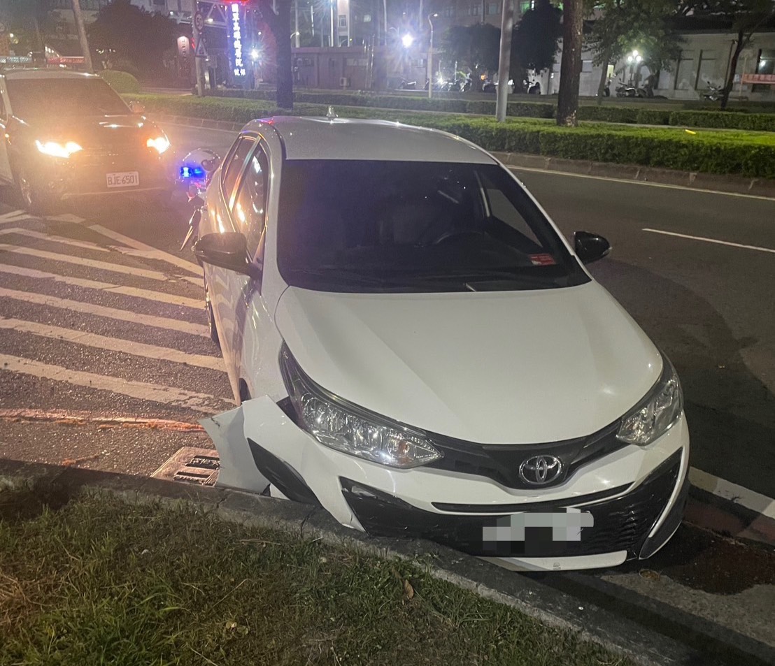 假意配合臨檢卻撞警車逃逸　警連開5槍逮持毒男