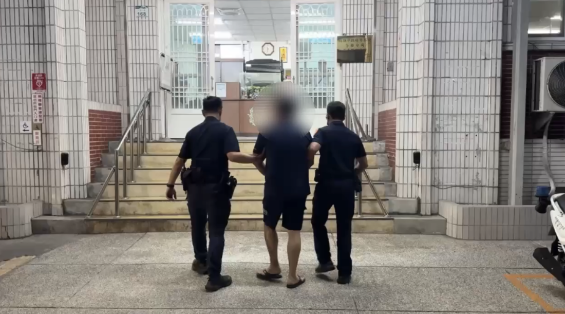 李男拒檢自撞路邊石緣石遭逮。翻攝畫面