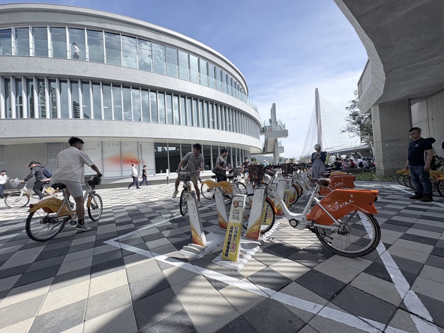 淡江大橋假日人車爆量　新北啟動交通管制與人車分流　假日午後YouBike「只還不借」
