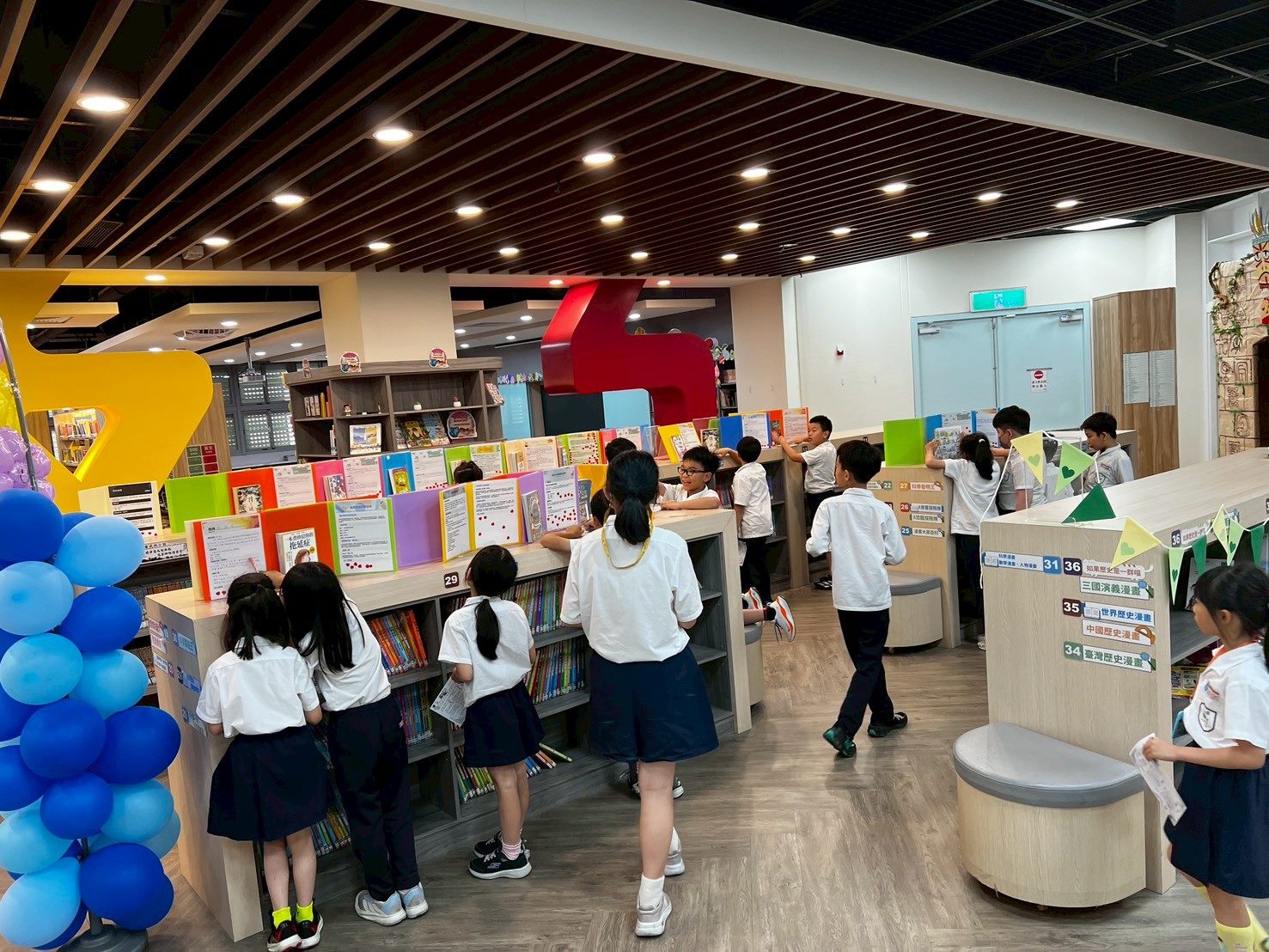 國語實小80週年校慶 「閱讀心市集」　打造手繪遊樂園式沉浸式圖書館