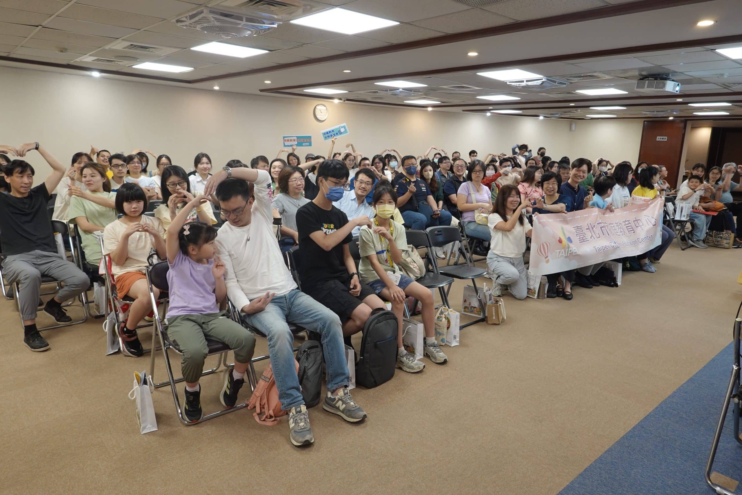 別只禁止要引導！北市家教中心教家長陪孩子聰明學AI
