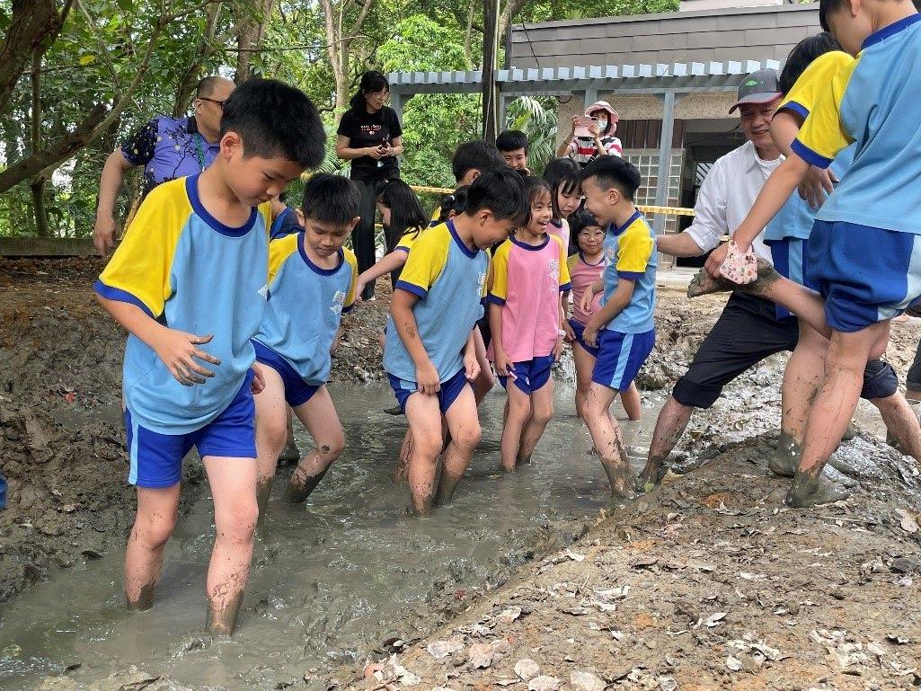 永建學童踩泥護螢　北市以環境教育共築城市生態棲地