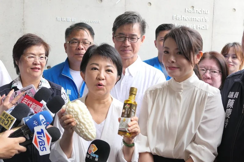盧秀燕訪新竹送苦瓜苦茶油　挺高虹安「Double苦市長」