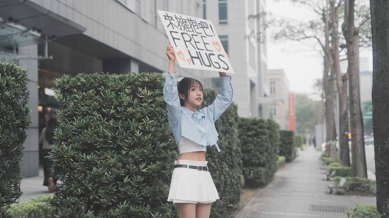 歌手蔡佩軒街頭舉牌「求抱抱」為新歌 MV 送溫暖