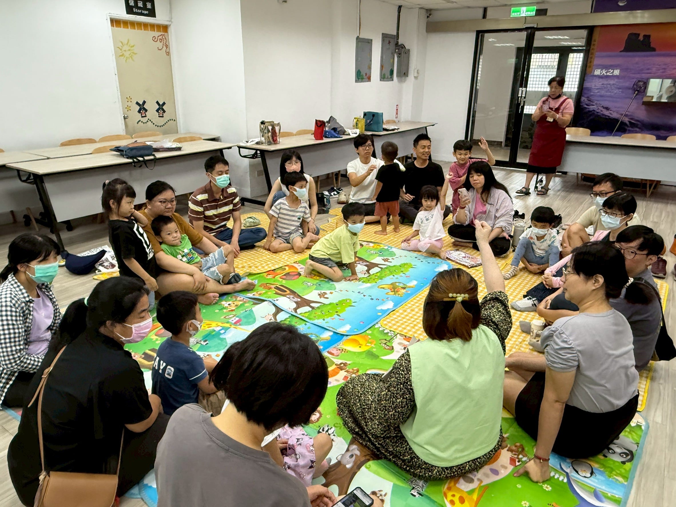 用愛擁抱「情緒小怪獸」　新北第一區早療中心辦親子共讀　教導家長支持與鼓勵孩子