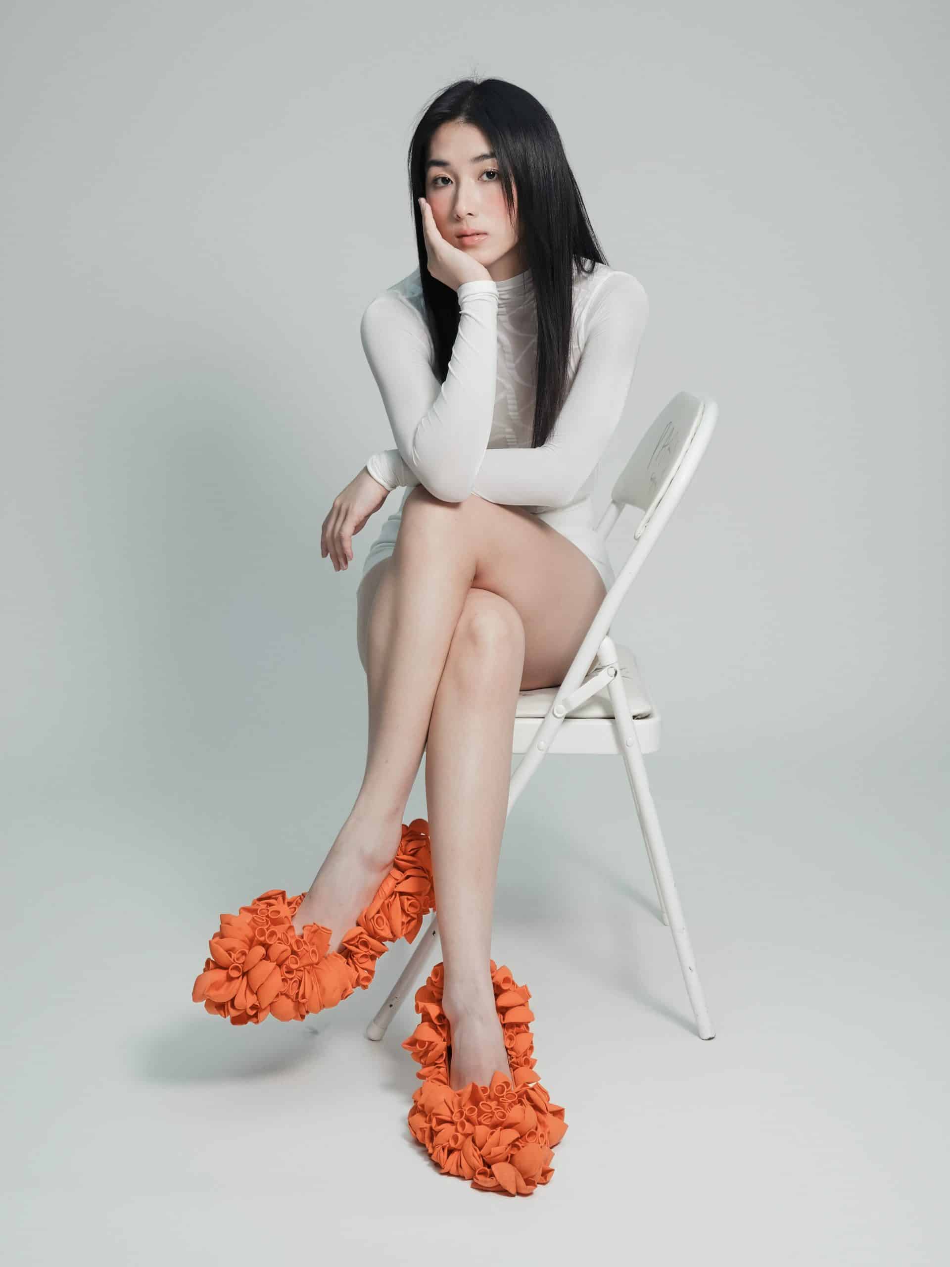 03 新生代唱作人陳以諾Sarah，憑藉首張客語專輯《慢花誌》，一舉入圍第37屆金曲獎的年度專輯、最佳新人、最佳客語專輯、最佳客語歌手，四項大獎成為本屆的閃亮新星！ scaled