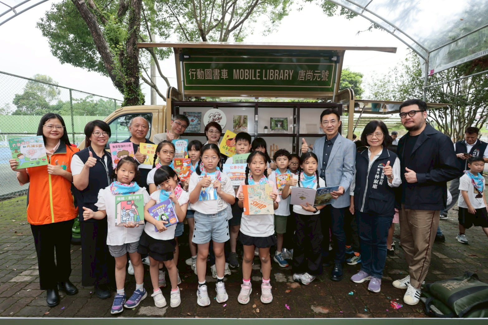 超萌行動圖書車亮相！　中市圖獲宏致電子捐贈 接棒服務山城