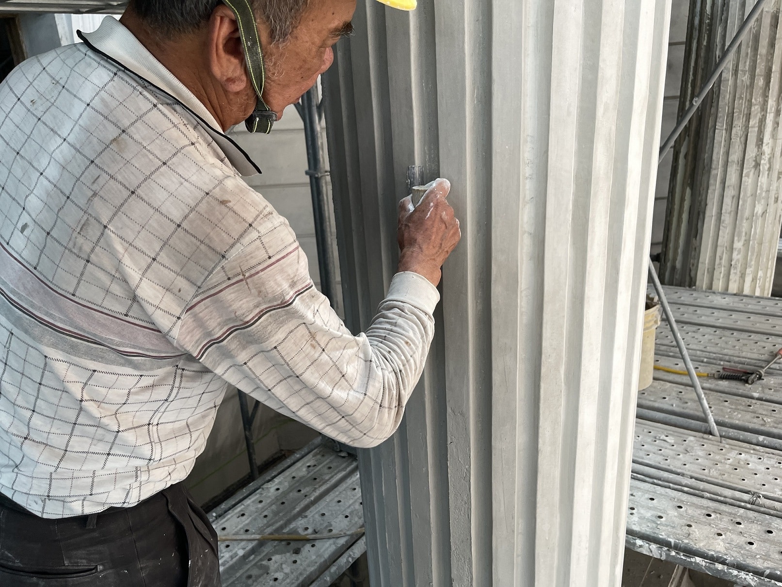 仰望完美弧線！　73歲泥作大師李昆山半世紀功力、百款模具重塑台中州廳
