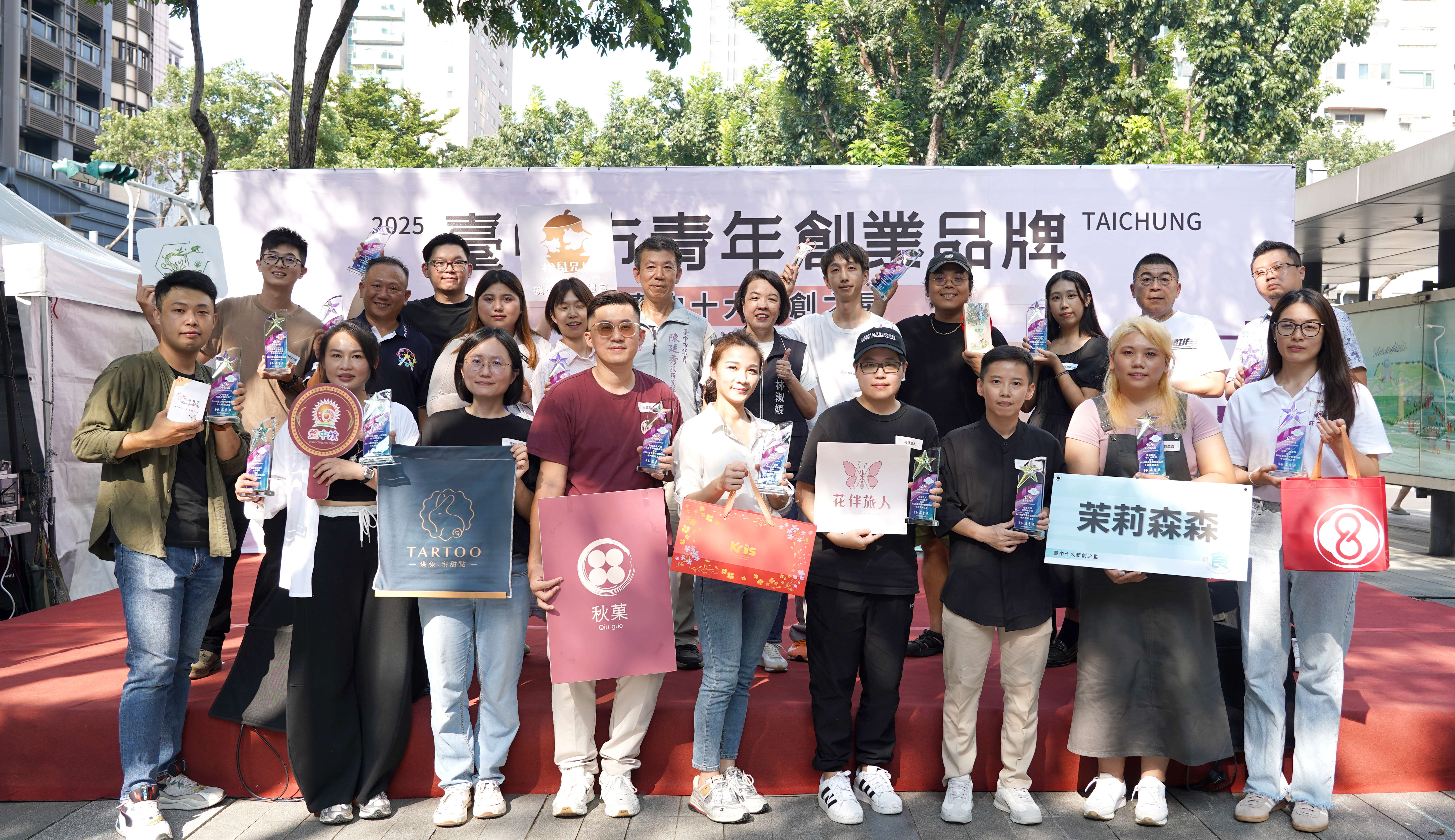 苗栗縣苗北藝文中心 苗北原創音樂劇《那一天,彩虹出現》登上臺中國家歌劇院 以當代音樂劇轉譯客庄生命記憶 讓傳統在舞台上重新發光 苗栗縣苗北藝文中心 苗北原創音樂劇《那一天,彩虹出現》登上臺中國家歌劇院 以當代音樂劇轉譯客庄生命記憶 讓傳統在舞台上重新發光